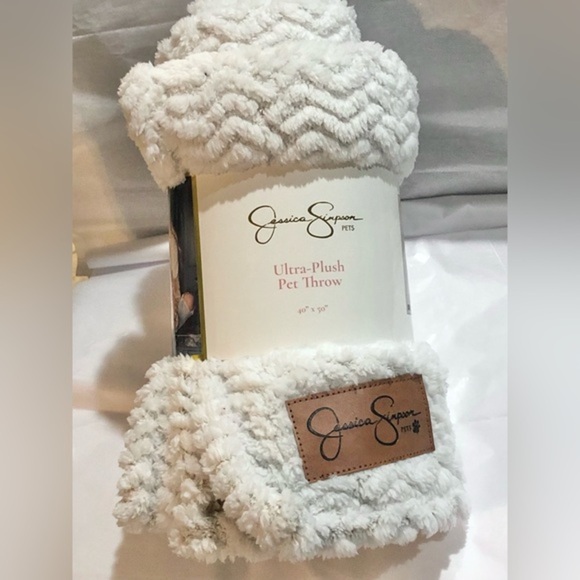 Jessica Simpson pet white faux fur cozy ultra plush pet throw blanket size 40x50 - Picture 3 of 14